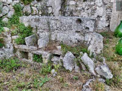 Qui la nostra guida ci fa notare delle piccole costruzioni in pietra, probabilmente usate per contenere i piccioni viaggiatori dediti alla corrispondenza